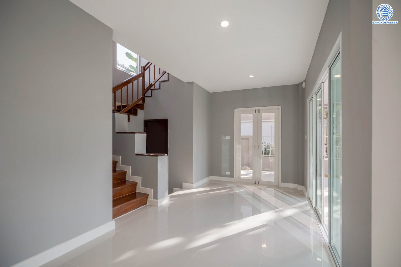 บ้านมือสองตกแต่งใหม่ โครงการ โนเบิล วานา วัชรพล ดีไซน์สุดโดดเด่น เนื้อที่ 68.5 ตร.ว. ฟังก์ชันจัดเต็ม 3 ห้องนอน 4 ห้องน้ำ 1 ห้องแม่บ้าน จอดรถได้ 2 คัน บนทำเลเดินทางสะดวก ใกล้เซ็นทรัลรามอินทรา, จุดขึ้นทางด่วน "สุขาภิบาล5-1" และรถไฟฟ้าสายสีชมพู "สถานีวัชรพล"